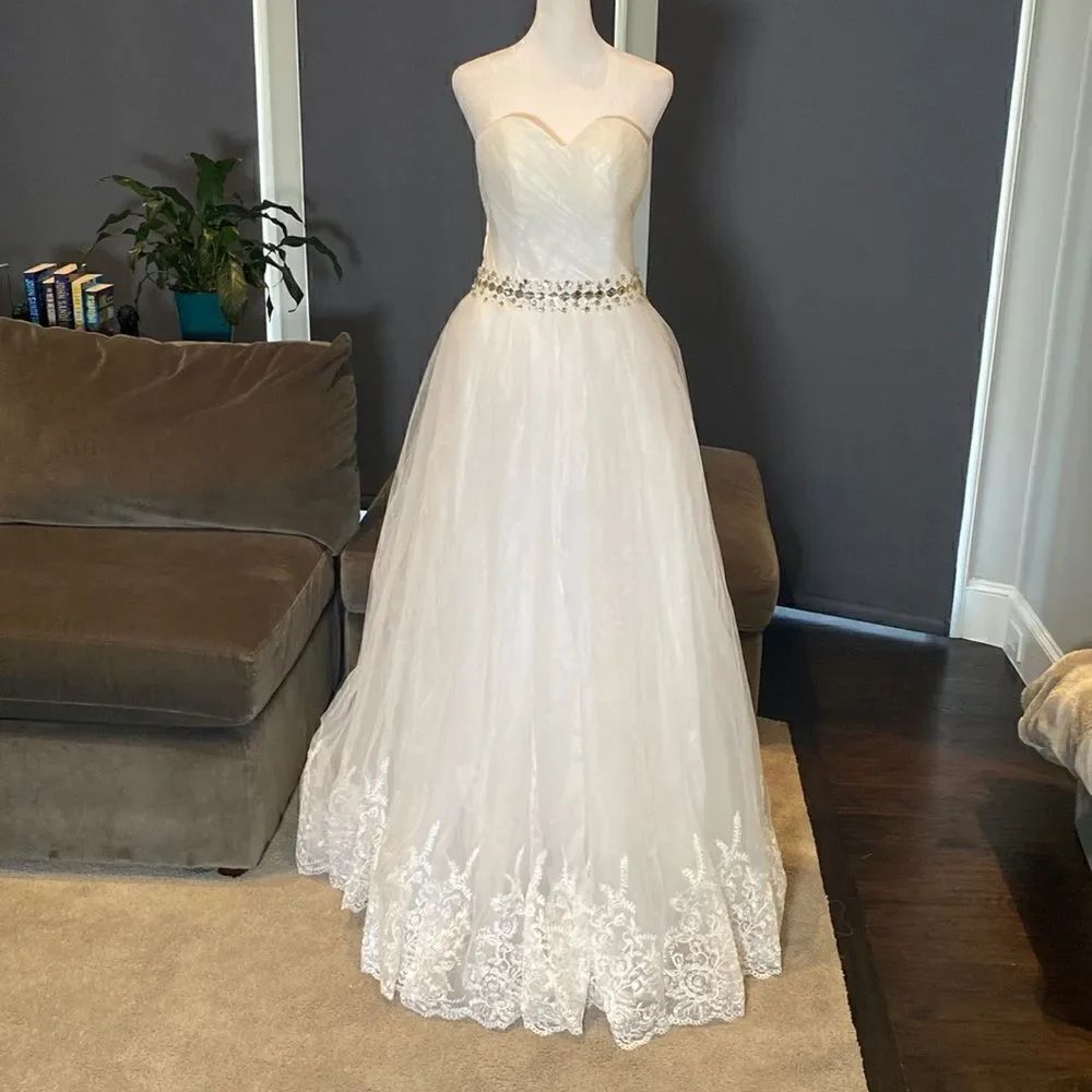 Women’s White Wedding Dress Sleeveless Corset Back Silver Beading Size 6 NWOT